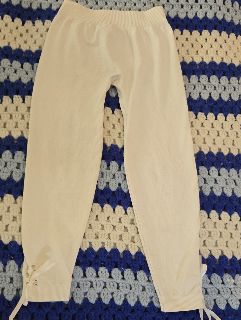 bebe White Textured Capri-length Leggings with Ankle Ribbon Ties, P/S.